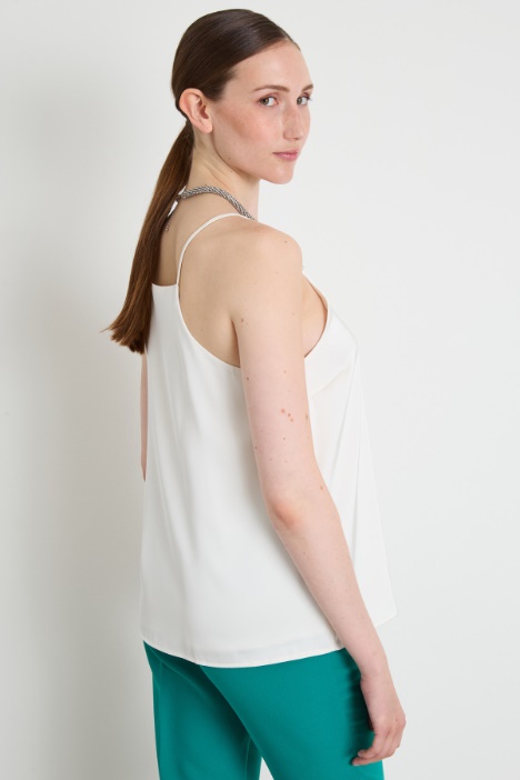 Top de satén con detalles de joya