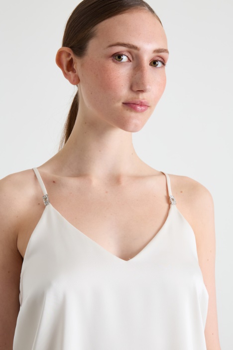 Top de satén con detalles de joya