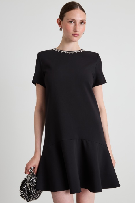 Vestido corto con volante