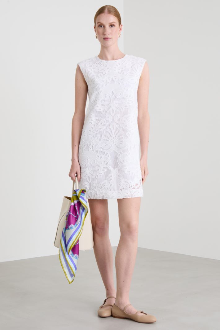 Vestido acampanado de encaje Intrend