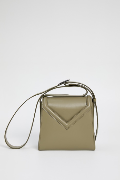 Tracolla con patta sagomata