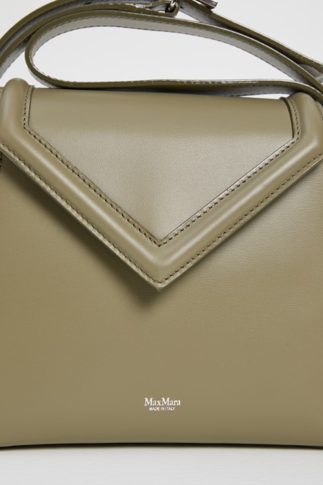 Tracolla con patta sagomata