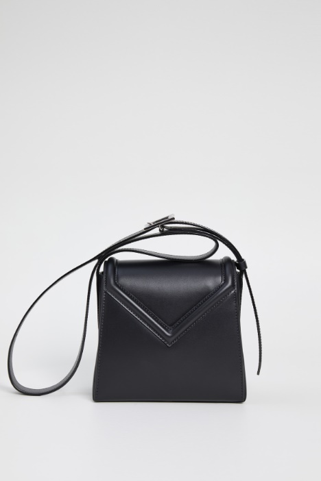 Tracolla con patta sagomata