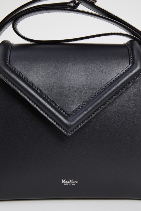 Tracolla con patta sagomata