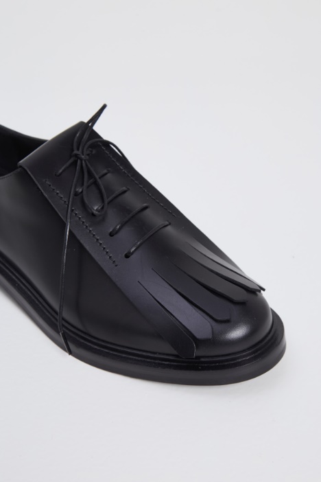 Stringate in pelle con frange