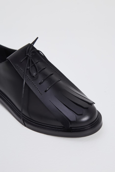 Stringate in pelle con frange