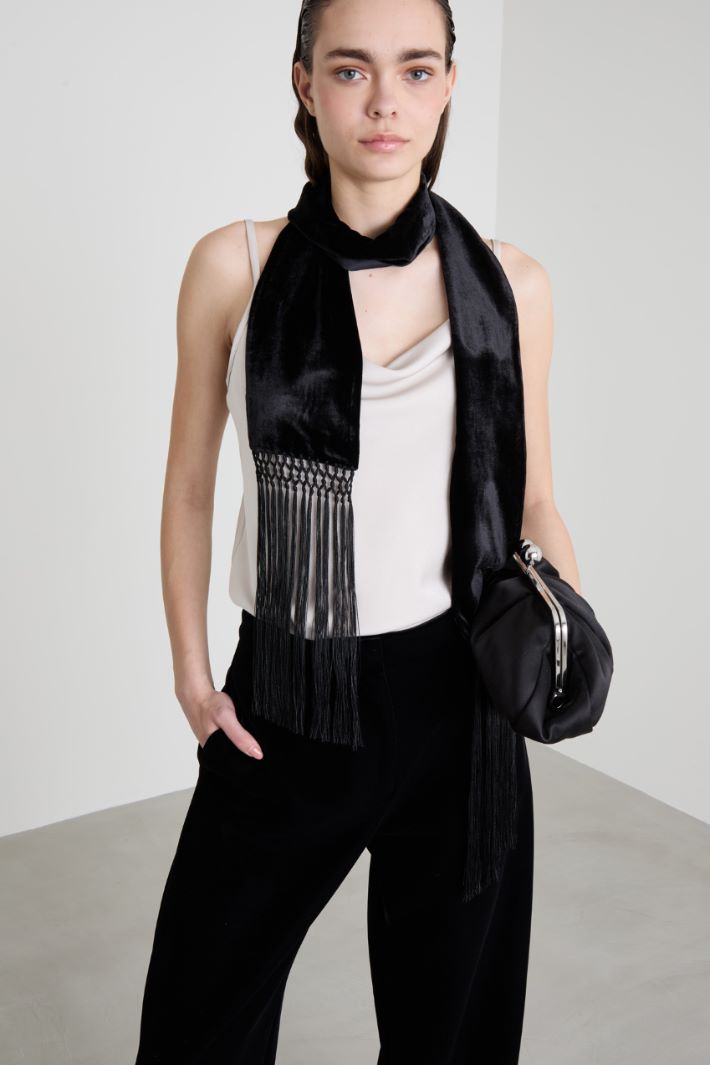 Velvet scarf with fringes Intrend