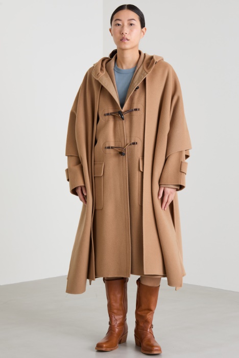 Cappotto con cappa sovrapposta