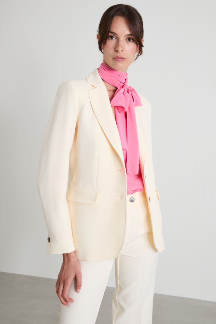 Semi-fitted blazer Intrend