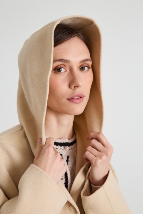 Cappotto corto con cappuccio