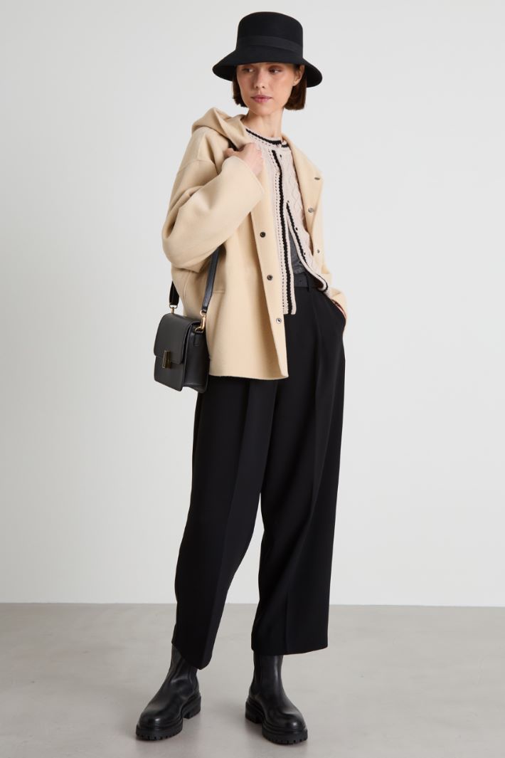 Cappotto corto con cappuccio Intrend