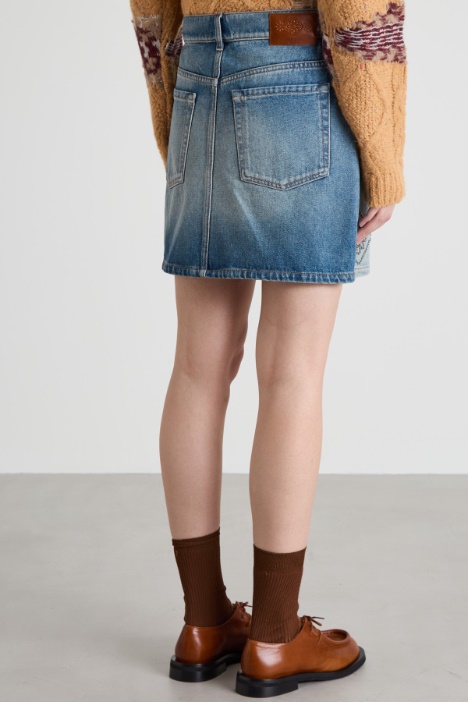 Minigonna in denim con borchie