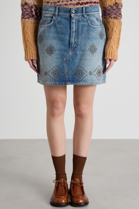 Minigonna in denim con borchie