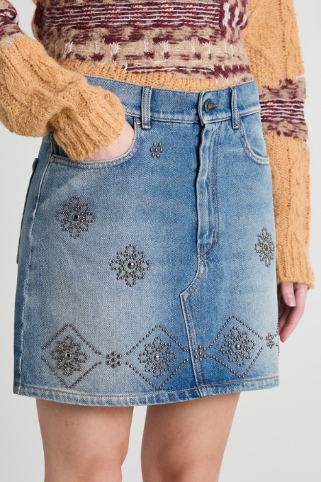 Minigonna in denim con borchie