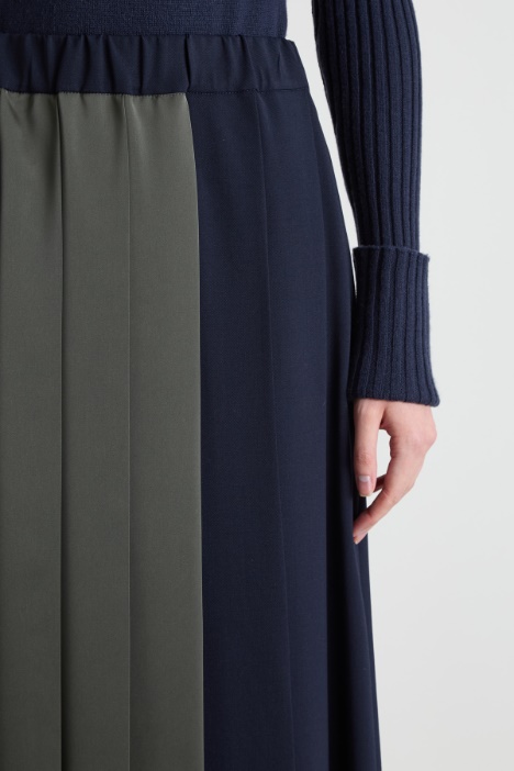 Gonna con pannello in raso