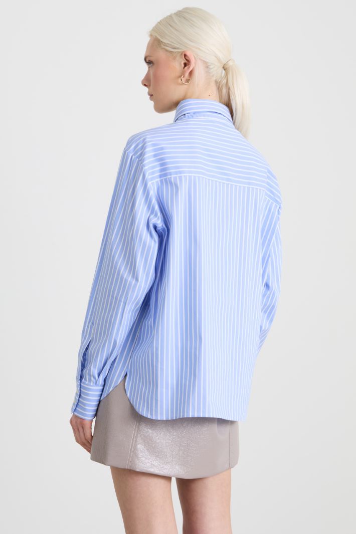 Camisa oversize con pedrería