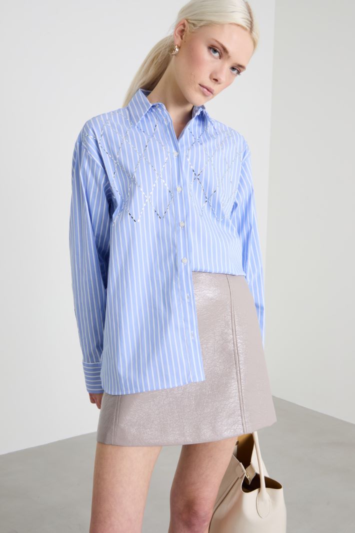 Camisa oversize con pedrería