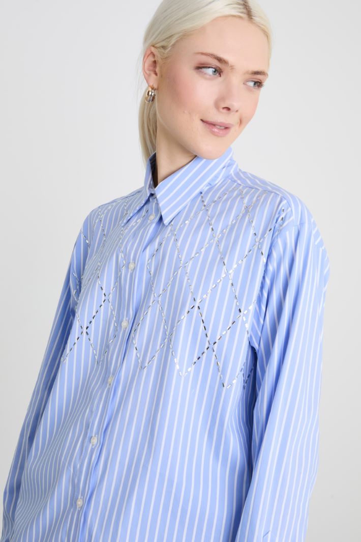 Camisa oversize con pedrería