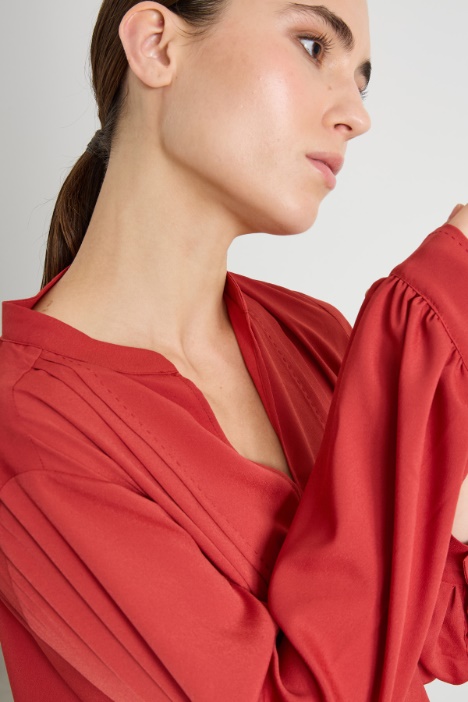 Blusa con pliegues
