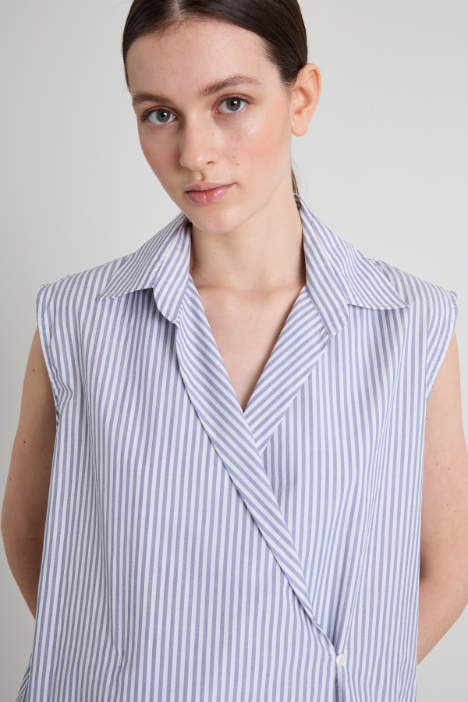 Camicia smanicata con fusciacca