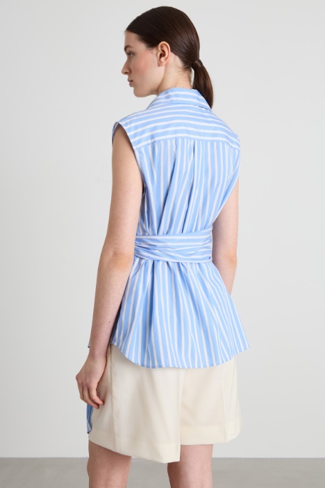 Camicia smanicata con fusciacca