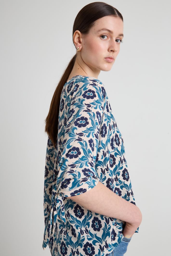 Blusa girocollo in crépe Intrend - 4