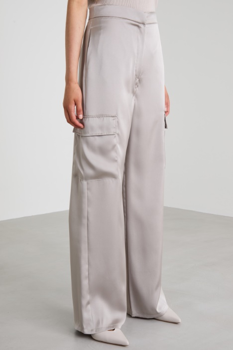 Pantaloni cargo in raso