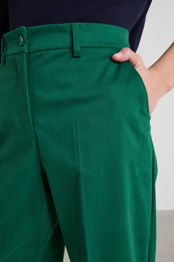 Pantaloni cropped in raso di cotone
