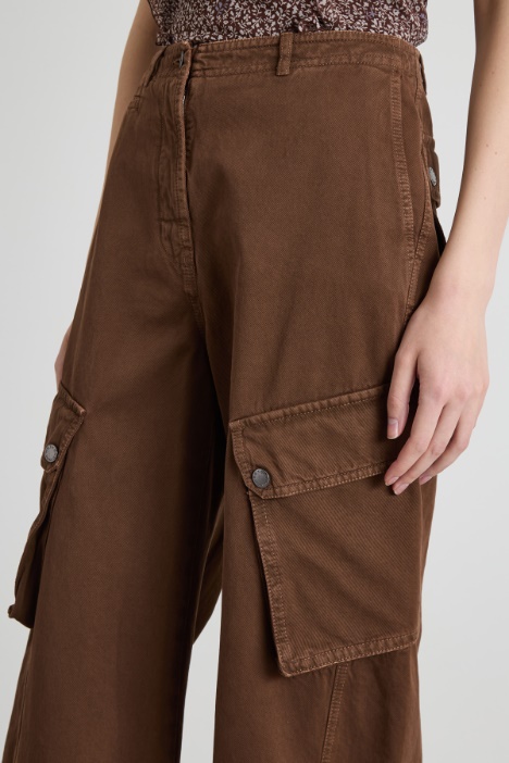 Pantaloni cargo in gabardina