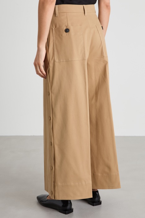 Pantaloni in gabardina con bottoni