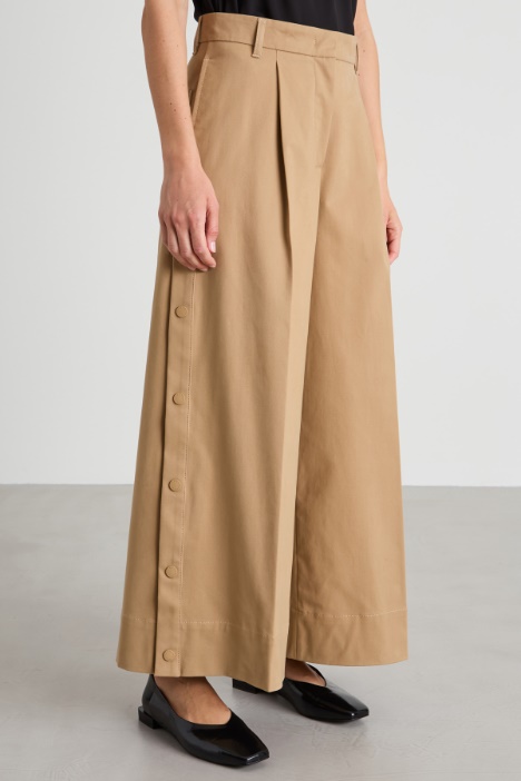 Pantaloni in gabardina con bottoni