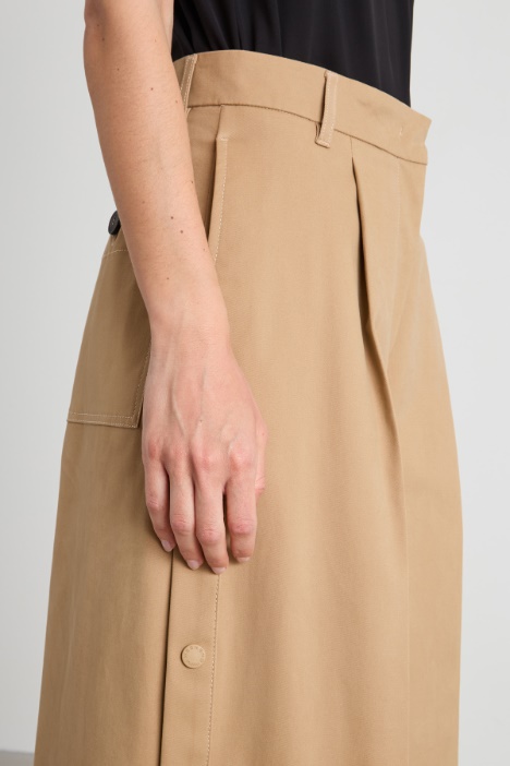 Pantaloni in gabardina con bottoni