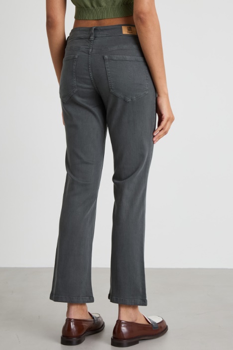 Pantaloni flare in gabardina