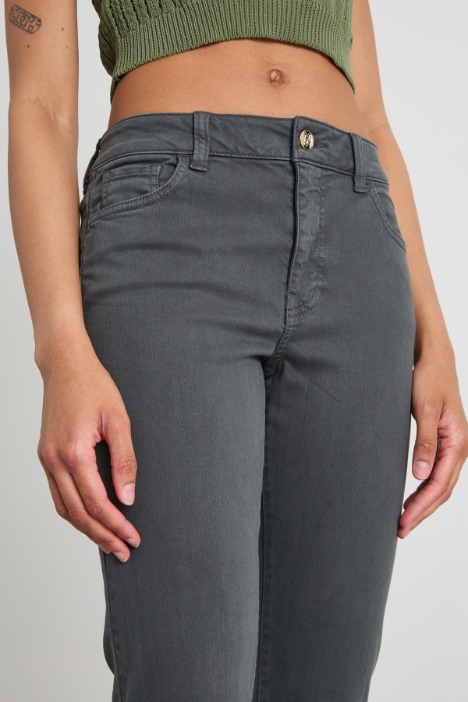 Pantaloni flare in gabardina