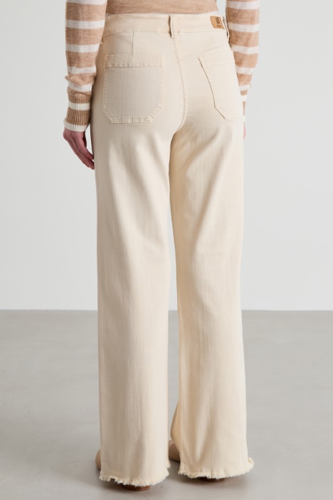 Pantaloni con fondo sfrangiato