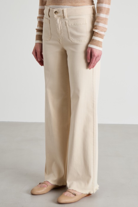 Pantaloni con fondo sfrangiato