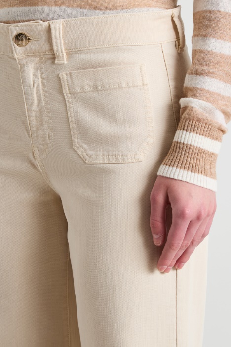 Pantaloni con fondo sfrangiato