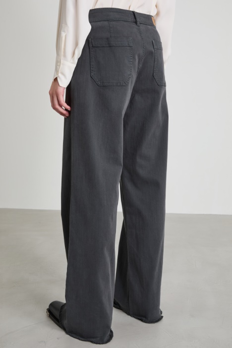 Pantaloni con fondo sfrangiato