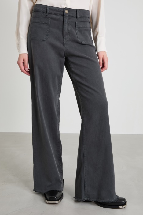 Pantaloni con fondo sfrangiato