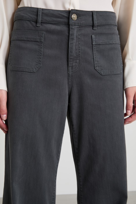 Pantaloni con fondo sfrangiato