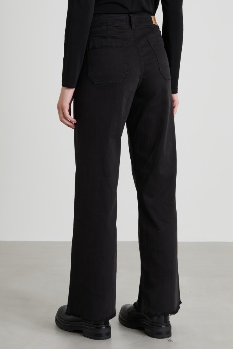 Pantaloni con fondo sfrangiato