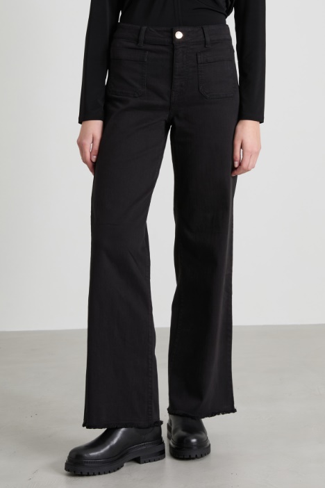 Pantaloni con fondo sfrangiato