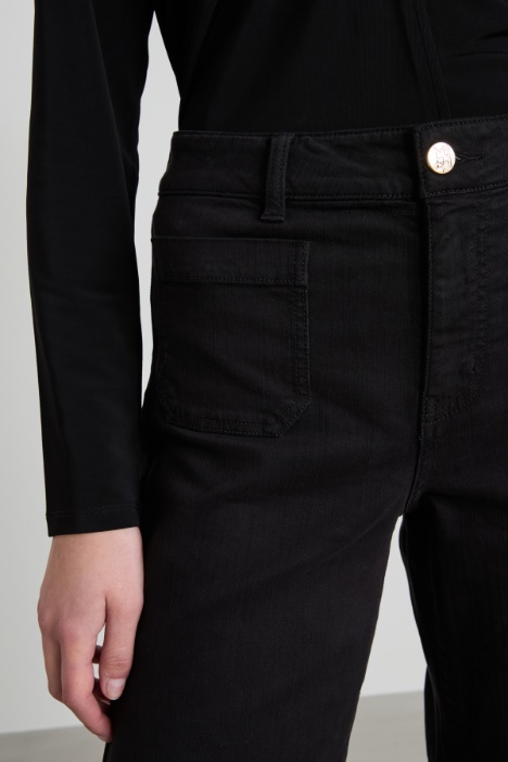 Pantaloni con fondo sfrangiato