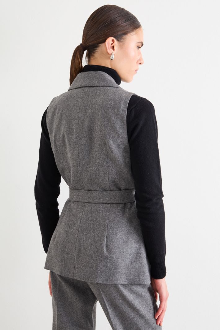 Gilet gessato con cintura
