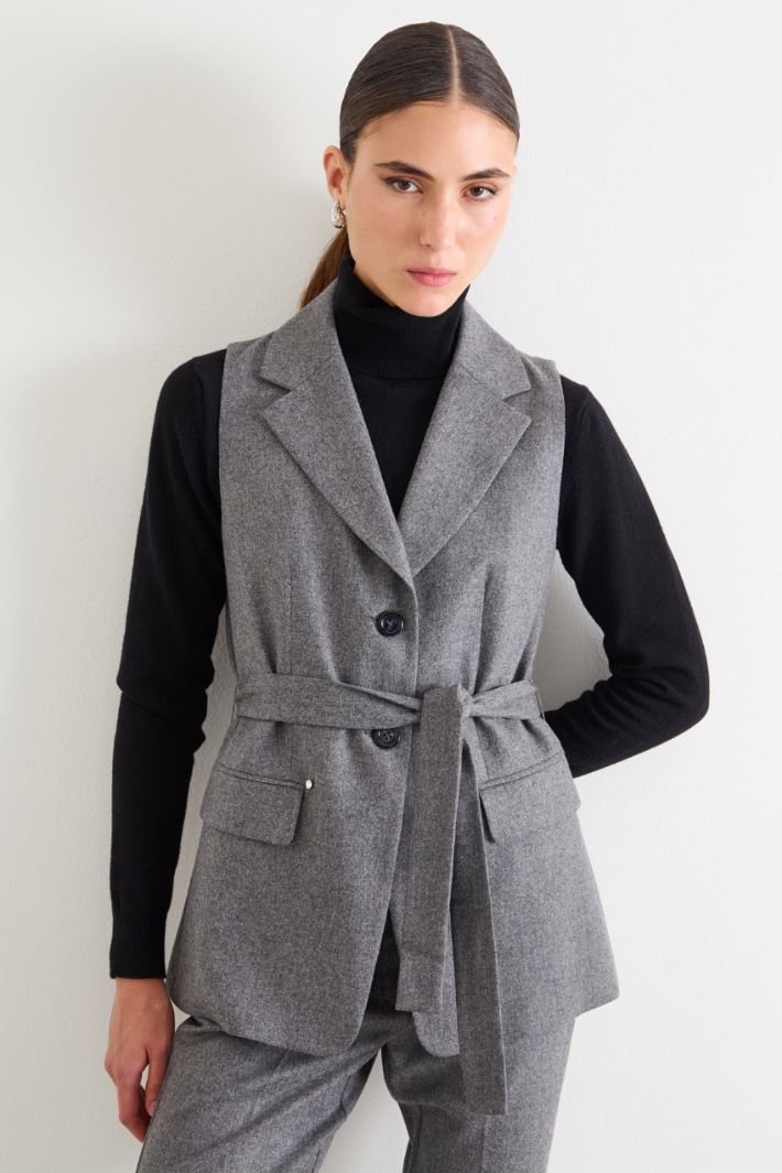 Gilet gessato con cintura