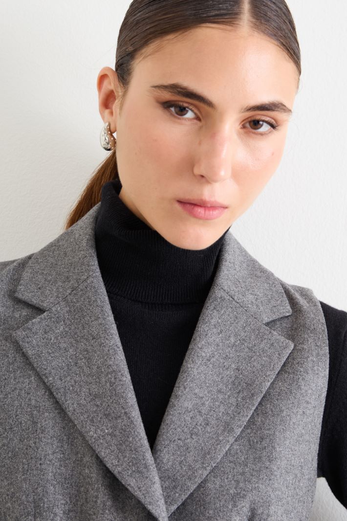 Gilet gessato con cintura