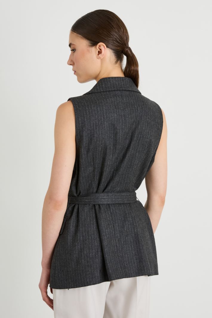 Gilet gessato con cintura