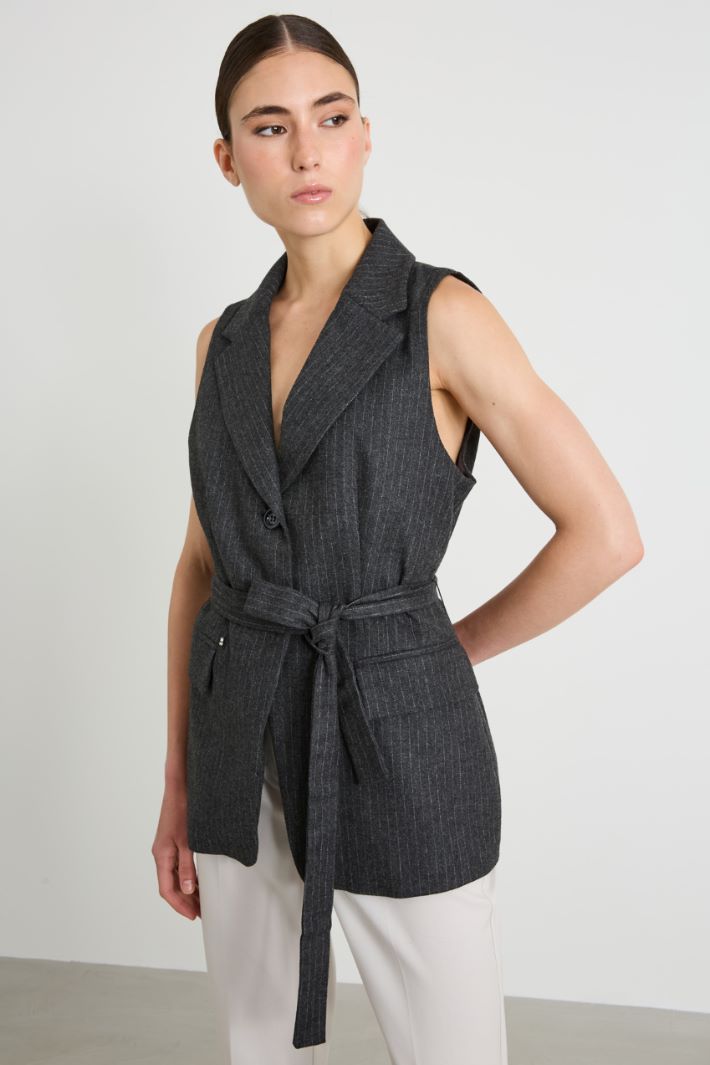 Gilet gessato con cintura