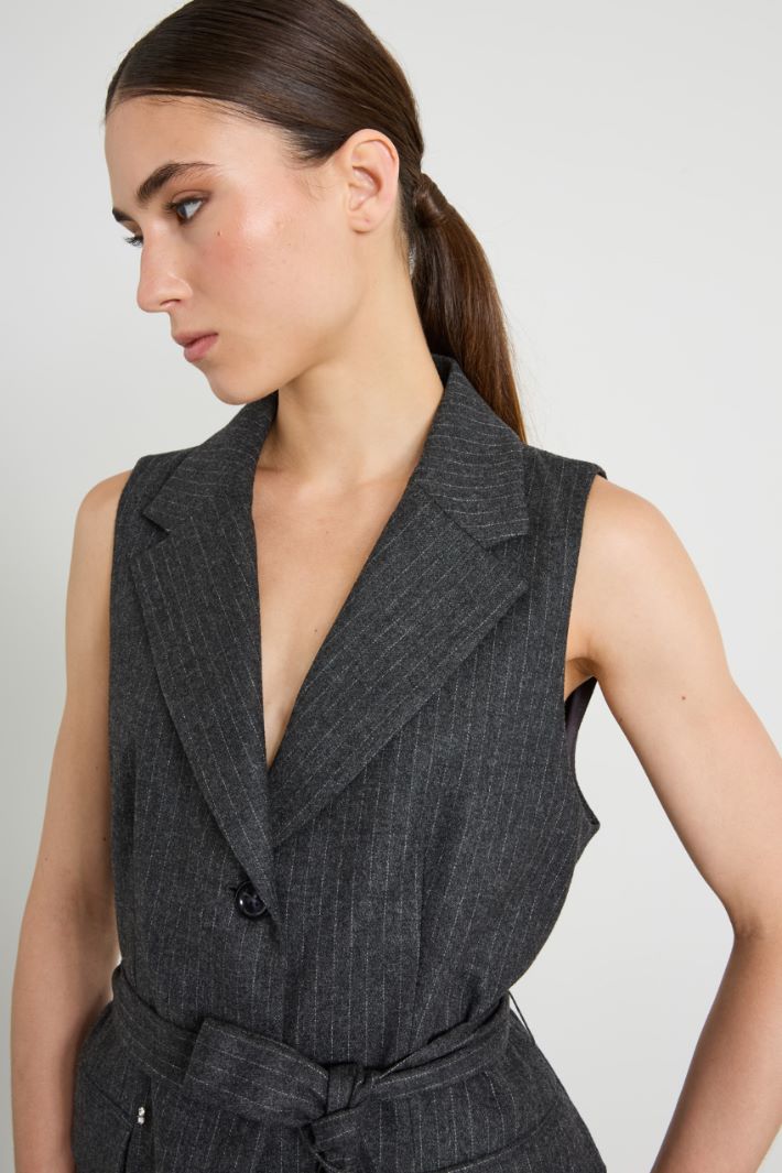 Gilet gessato con cintura