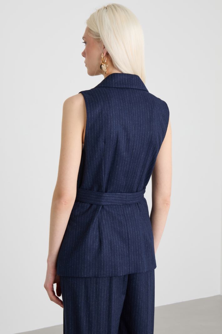 Gilet gessato con cintura